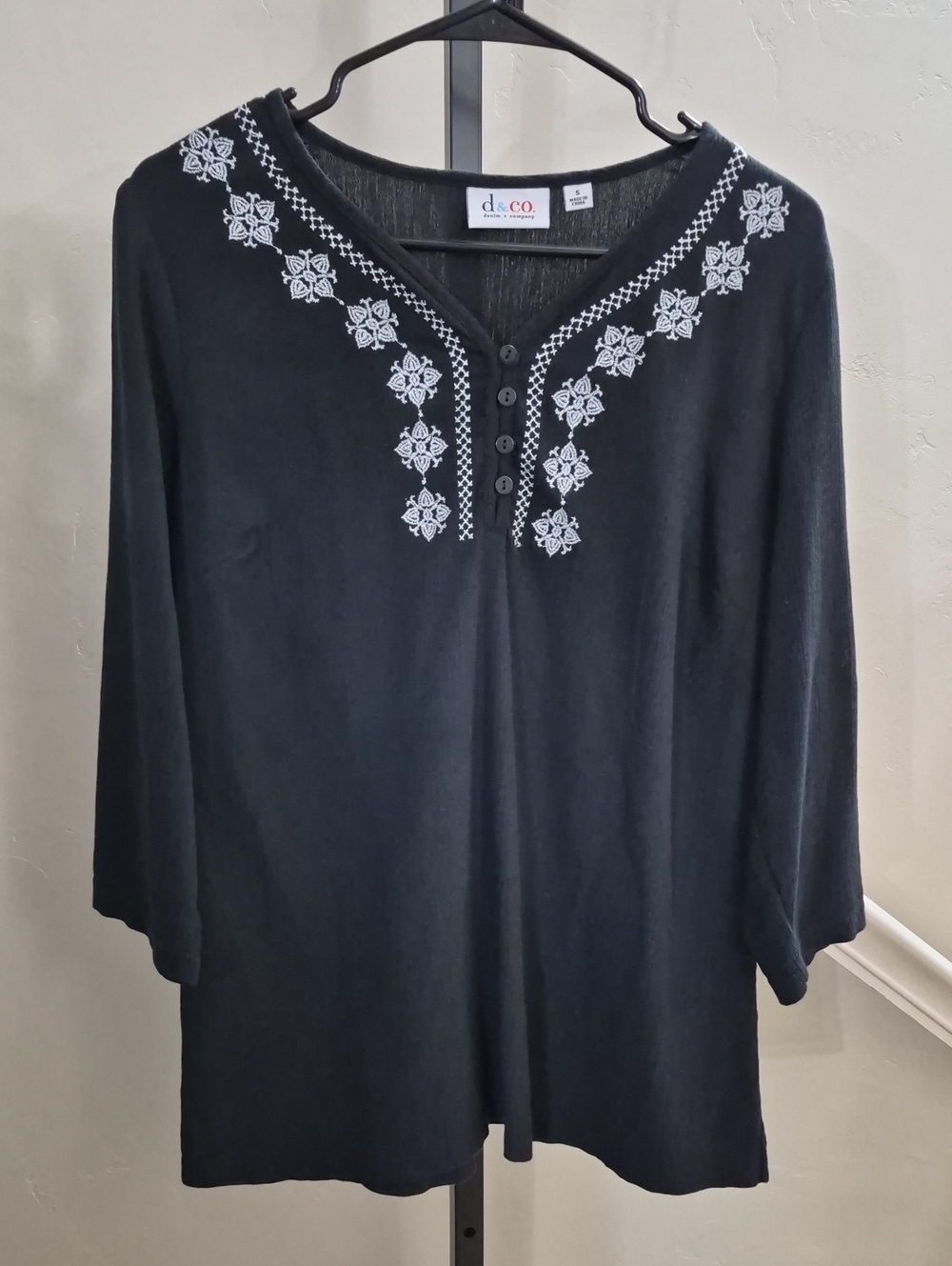 d&Co. Black Long-Sleeve V-Neck Tee with White Embroidered Trim Size S